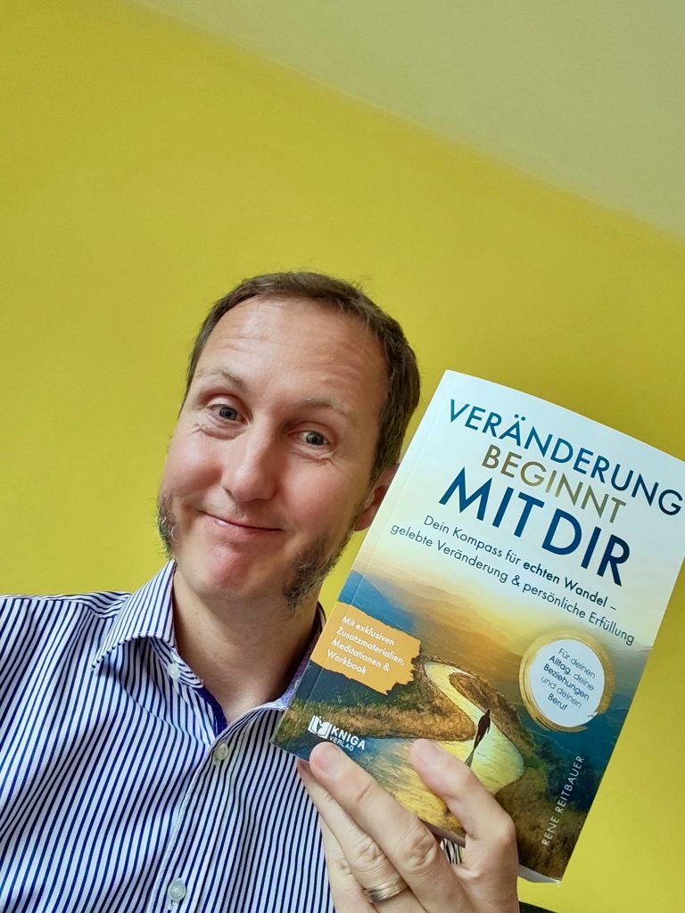 Leser hält das Buch „Veränderung beginnt mit dir“ vor gelbem Hintergrund