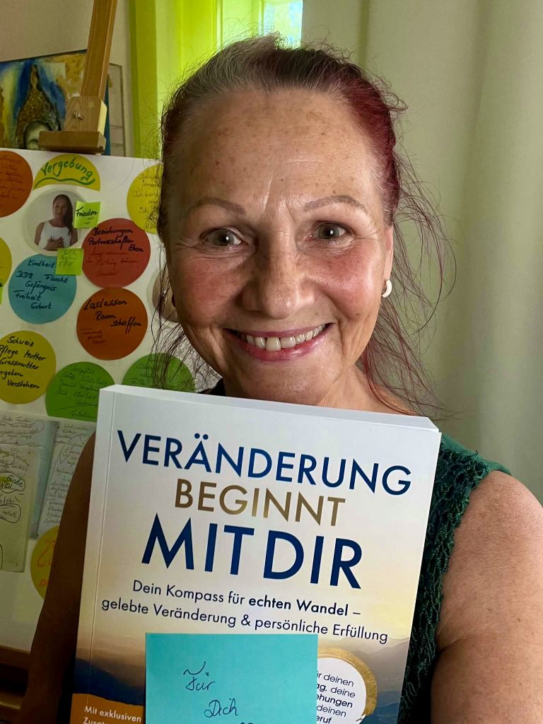 Leserin hält das Buch „Veränderung beginnt mit dir“ in den Händen