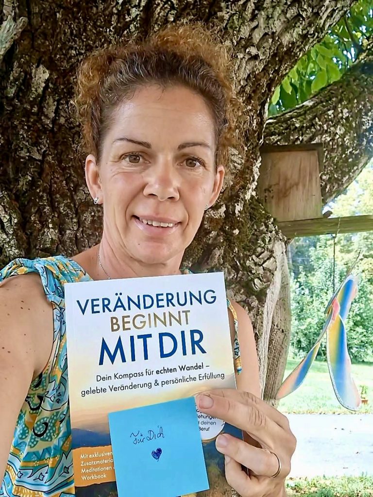 Leserin präsentiert das Buch „Veränderung beginnt mit dir“ im Freien