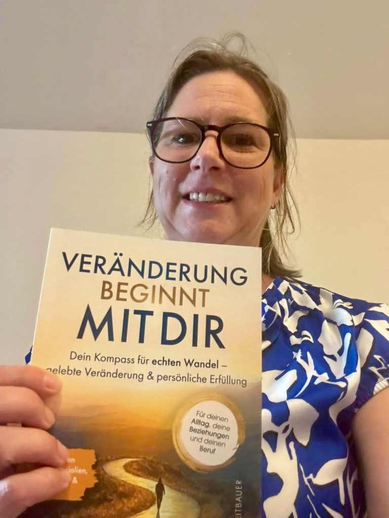 Leserin hält das Buch „Veränderung beginnt mit dir“ vor sich